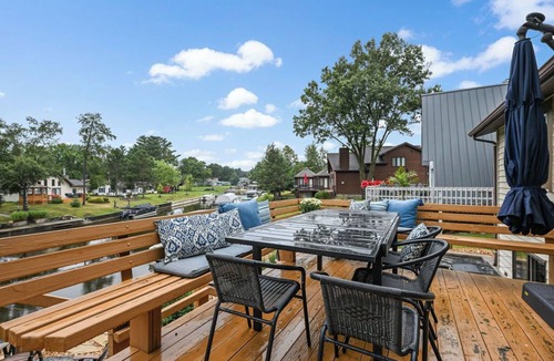 Mauston House | Sunny Lakefront Lodge | Castle Rock