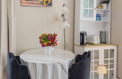 Spruce Hill Apartment | Sunny Studio Nest near Drexel & UPenn
