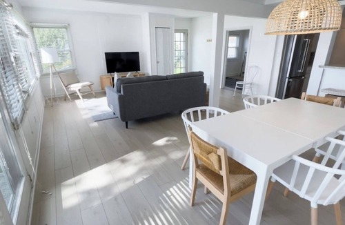 Stoughton House | "Sunnyside & Magnolia", A peaceful lakeside getaway - Under New Mgmt in 2025!