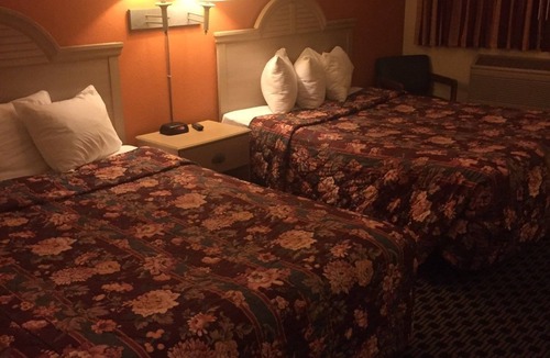 Highlands Hotel | Sunset Inn & Suites - Lincoln Airport