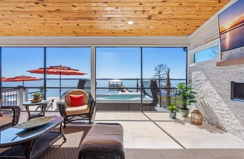 Summerton House | Sunset Serenity, Lake Marions Ultimate Dream Getaway Pool/swimspa/sleeps 16