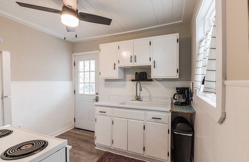 Goshen House | SUNSETS Couples families , Beach, deck, screen porch BBQ WiFi dogs ok