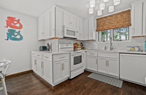 Deep Hole House | Sunshine Daydream | Oyster Bay Canal Waterfront w/Multiple Porches, Water Views & Dog Friendly