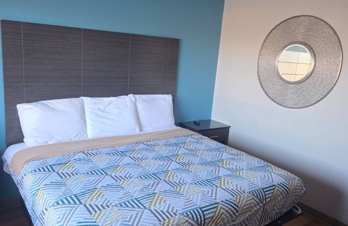 Joplin Hotel | Super 7 INN