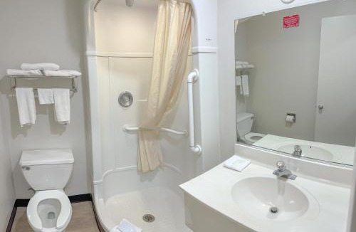 Coralville Hotel | Super 7 Motel