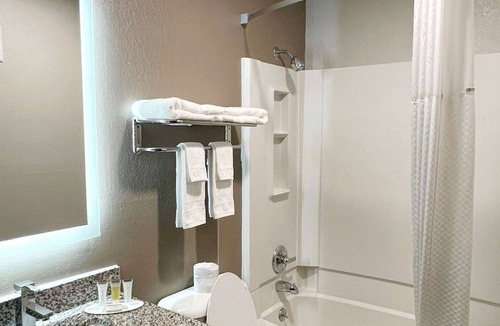 Southwest Area Hotel | Super 8 by Wyndham Cedar Rapids