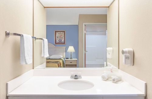 Freeport Hotel | Super 8 by Wyndham Freeport