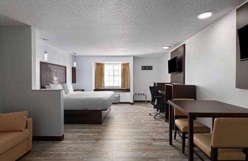 Seven Oaks Hotel | Super 8 by Wyndham Harbison/Parkridge Hospital