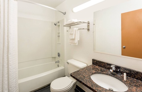 Janesville Hotel | Super 8 by Wyndham Janesville