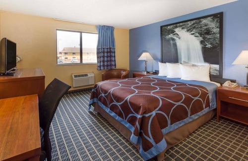 Janesville Hotel | Super 8 by Wyndham Janesville