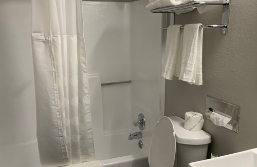 Kirksville Hotel | Super 8 by Wyndham Kirksville-University Area