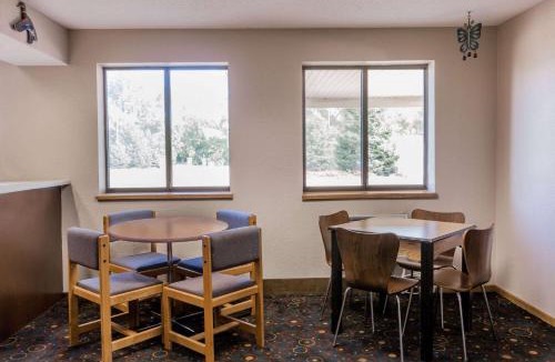 Madison Hotel | Super 8 by Wyndham Madison