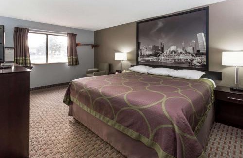 Mundelein Hotel | Super 8 by Wyndham Mundelein/Libertyville Area