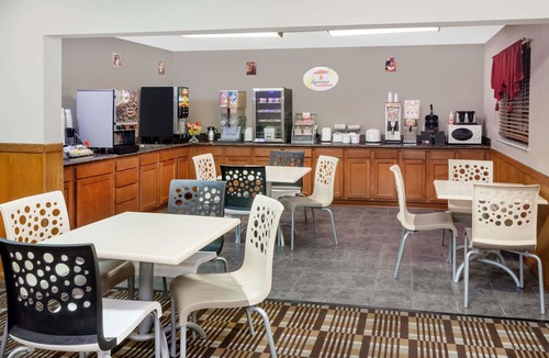 Muscatine Hotel | Super 8 by Wyndham Muscatine