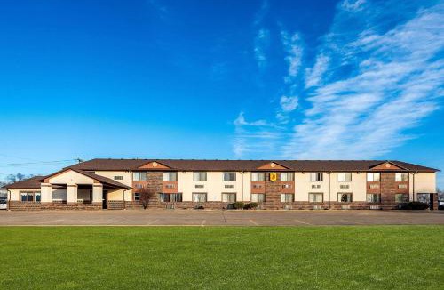 Oelwein Hotel | Super 8 by Wyndham Oelwein