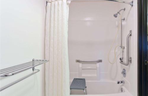 Rochelle Hotel | Super 8 by Wyndham Rochelle