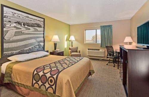 Rochelle Hotel | Super 8 by Wyndham Rochelle