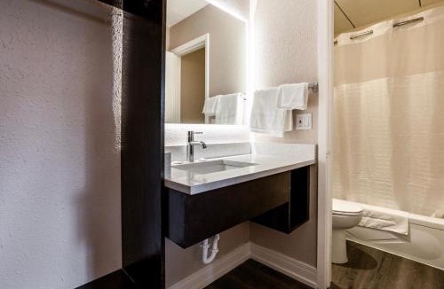 Rockford Hotel | Super 8 by Wyndham Rockford South