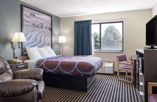 Humboldt Hotel | Super 8 Humboldt IA
