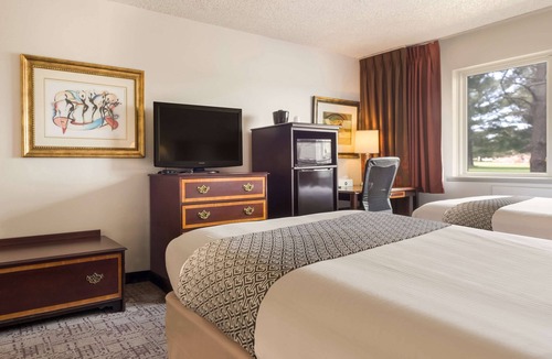 Thomson Hotel | SureStay Hotel by Best Western Thomson