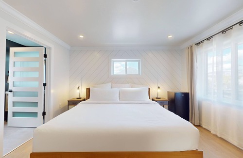 North End Hotel | Surf Club - King Bed, 2 Mins to OC Beach & POOL