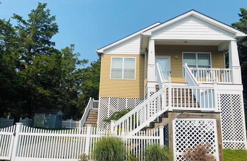Osborn Island House | “Surf Shack” within walking distance to the beach!