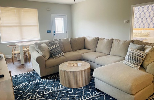 Osborn Island House | “Surf Shack” within walking distance to the beach!