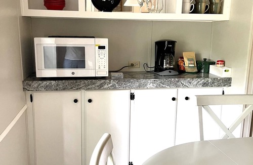 Greenwood House | Swartzentruber Cottage close to DE Turf & Beaches, also for traveling nurses!
