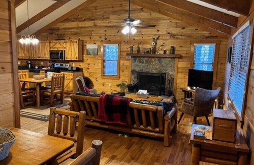 Stanardsville Cabin | Sweet Reunion Mountain Cabin