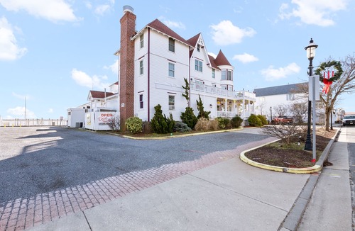 Old Town House | TAVERN ON THE BAY HOTEL - Bugsy Siegel Suite