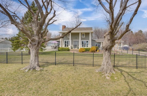 Charles City Cottage | Tennis Court & Deck: Pet-friendly Charles City Gem