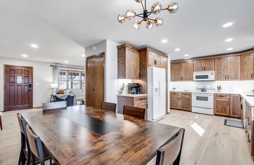 Hutchinson House | Terminal 23 Lounge. Gorgeous Remodeled 5 bedroom Home in Hutchinson