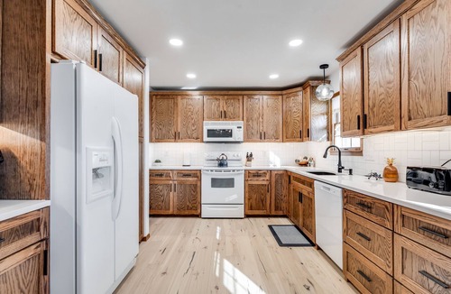 Hutchinson House | Terminal 23 Lounge. Gorgeous Remodeled 5 bedroom Home in Hutchinson