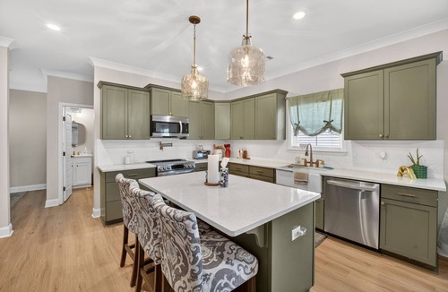 Springfield House | Terrific 4-bedroom bungalow with AC in charming Springfield