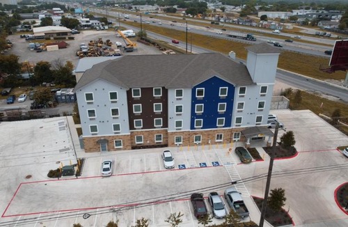 McNeil Hotel | Texas Bungalows Hotel and Hotel Que at i35 Austin Pflugerville