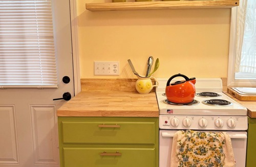 Wilmington Apartment | That 70s Bungalow - Pet Friendly! - studio with AC in charming Wilmington