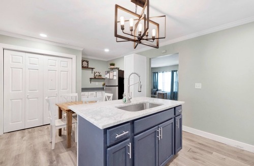 Crestline Heights House | The 86th Street Retreat | Patio/King Bed/Groups