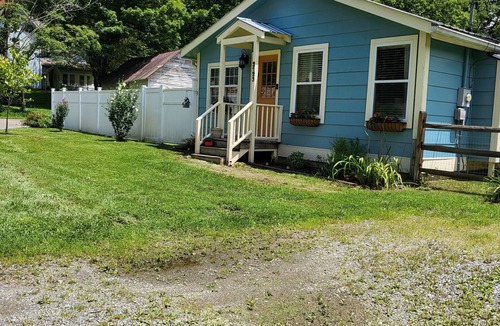 Vilas Cottage | The Bean Cottage. Less than five miles to downtown Boone. Easy access.