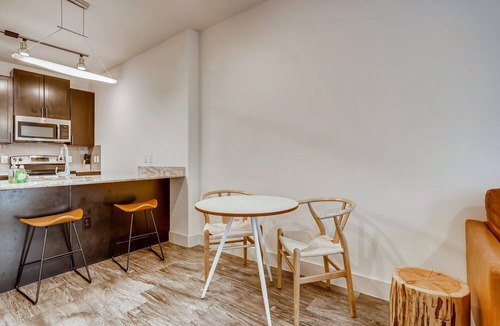 North Burnet Apartment | The Bindel: 30+ nights The Domain Pet Friendly!