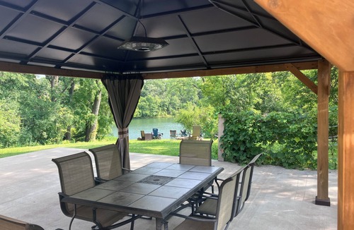 Mendota Heights House | The Bird Nest. Calm, Comfortable Stay Close to Everything.