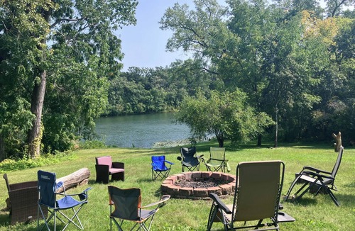 Mendota Heights House | The Bird Nest. Calm, Comfortable Stay Close to Everything.