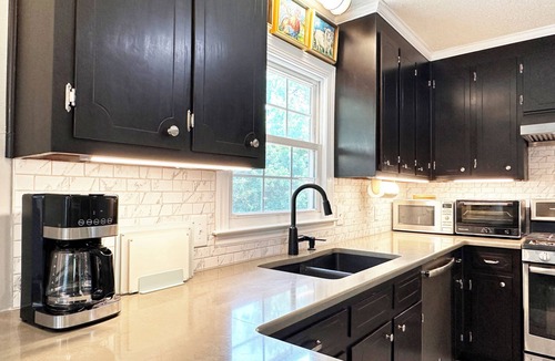 Raleigh House | The Blue House- 4BR & 3BA Retreat 10 mins to Downtown Raleigh