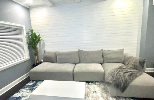 Highlandtown House | The Blue House! Modern+ Rooftop deck+ Parking