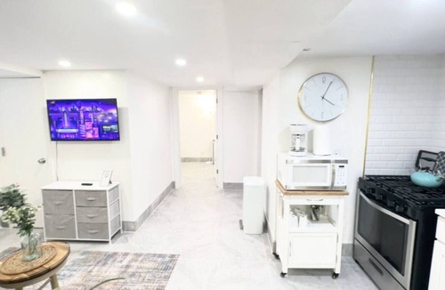 East New York House | The Brooklyn Terrace Suite 3BR|1 Ba | Free Parking