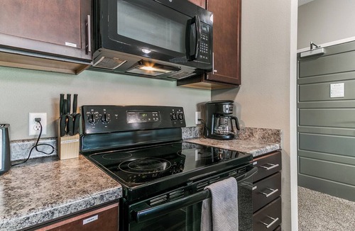 West Des Moines Apartment | The Cascades at Jordan Creek WDSM/Pool/Tanning/Gym