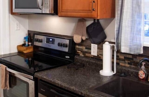 Hastings House | The Comfy Cottage-4 BR, 2 BA, Sleeps up to 10!