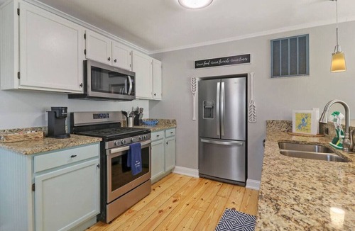 Fox Lake House | `The Compass Cottage` A Cute & Cozy 2/1 Lakeview House with Hot Tub Included