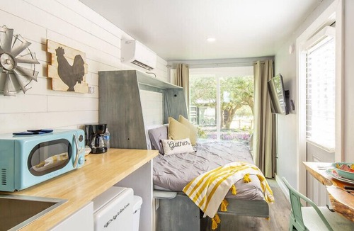Johnson City House | The Container Retreat @ 290 Wine Trail #3