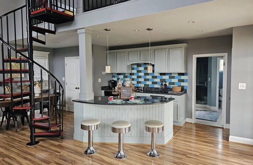 Hamilton Cottage | The Cottage at Firefly Cellars, cozy getaway in Loudoun wine country!