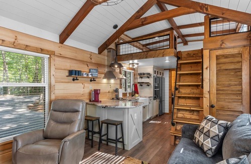 Menlo House | The Crow's Nest: huge balcony, fire pit, pets welcome, fireplace, stunning view!